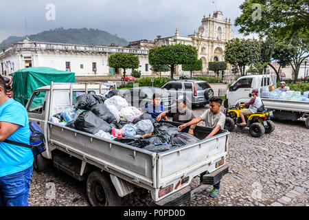 Antigua, Guatemala, - 5 juin, 2018 : Les volontaires de l'aide de la charge des fournitures à prendre à la zone touchée par l'éruption de volcan Fuego le 3 juin Banque D'Images