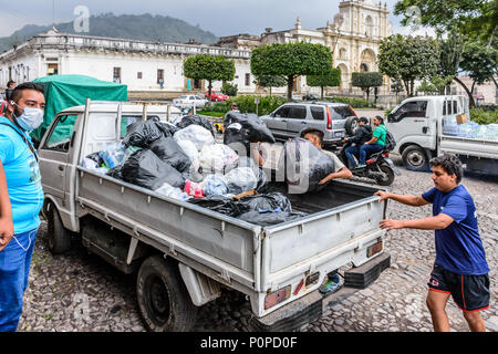 Antigua, Guatemala, - 5 juin, 2018 : Les volontaires de l'aide de la charge des fournitures à prendre à la zone touchée par l'éruption de volcan Fuego le 3 juin Banque D'Images