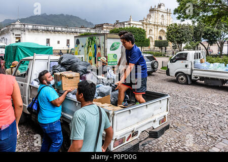 Antigua, Guatemala, - 5 juin, 2018 : Les volontaires de l'aide de la charge des fournitures à prendre à la zone touchée par l'éruption de volcan Fuego le 3 juin Banque D'Images