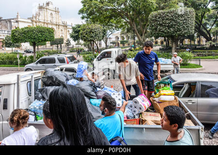 Antigua, Guatemala, - 5 juin, 2018 : Les volontaires de l'aide de la charge des fournitures à prendre à la zone touchée par l'éruption de volcan Fuego le 3 juin Banque D'Images