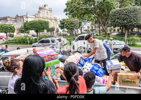 Antigua, Guatemala, - 5 juin, 2018 : Les volontaires de l'aide de la charge des fournitures à prendre à la zone touchée par l'éruption de volcan Fuego le 3 juin Banque D'Images