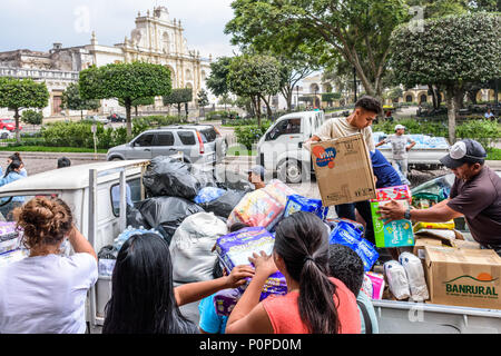 Antigua, Guatemala, - 5 juin, 2018 : Les volontaires de l'aide de la charge des fournitures à prendre à la zone touchée par l'éruption de volcan Fuego le 3 juin Banque D'Images
