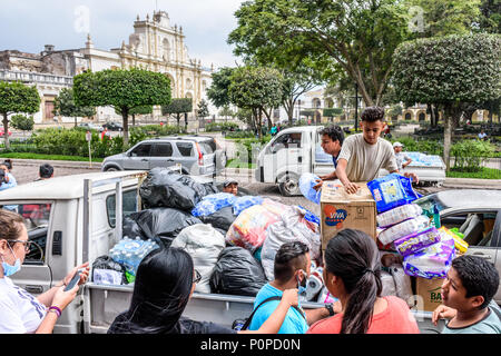 Antigua, Guatemala, - 5 juin, 2018 : Les volontaires de l'aide de la charge des fournitures à prendre à la zone touchée par l'éruption de volcan Fuego le 3 juin Banque D'Images