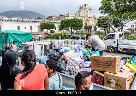 Antigua, Guatemala, - 5 juin, 2018 : Les volontaires de l'aide de la charge des fournitures à prendre à la zone touchée par l'éruption de volcan Fuego le 3 juin Banque D'Images