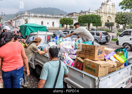 Antigua, Guatemala, - 5 juin, 2018 : Les volontaires de l'aide de la charge des fournitures à prendre à la zone touchée par l'éruption de volcan Fuego le 3 juin Banque D'Images