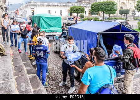Antigua, Guatemala, - 5 juin, 2018 : Les volontaires de l'aide de la charge des fournitures à prendre à la zone touchée par l'éruption de volcan Fuego le 3 juin Banque D'Images