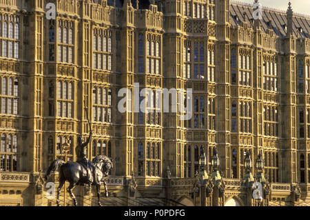 1988 STATUE HISTORIQUE DU ROI RICHARD I LIONHEART (©CARLO MAROCHETTI 1856) ANCIENNE COUR DU PALAIS MAISONS DU PARLEMENT (©CHARLES BARRY 1860) LONDRES ANGLETERRE ROYAUME-UNI Banque D'Images