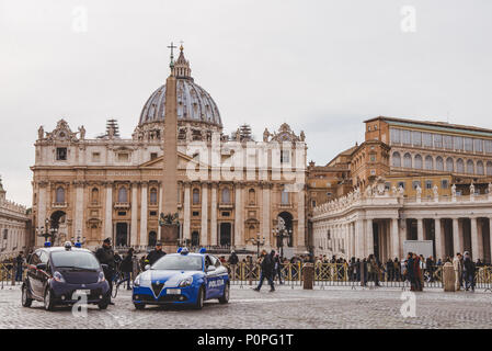 VATICAN, ITALIE - 10 mars 2018 : foule de personnes et de voitures de police à la place Saint Pierre Banque D'Images