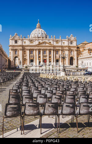 VATICAN, ITALIE - 10 mars 2018 : des rangées de chaises sur la place Saint Pierre Banque D'Images