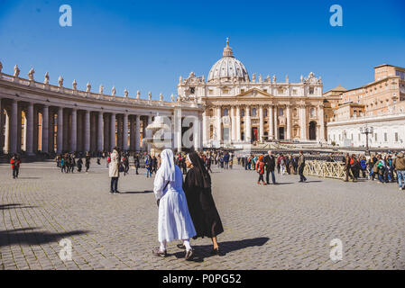 VATICAN, ITALIE - 10 mars 2018 : les nonnes à pied par la place Saint Pierre Banque D'Images