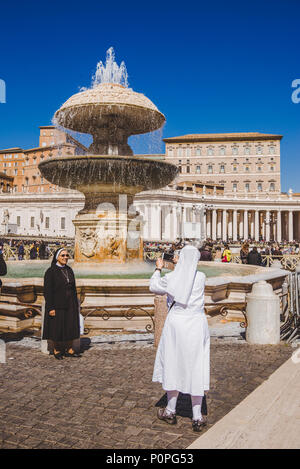 VATICAN, ITALIE - 10 mars 2018 : des religieuses de prendre en photo avant de Maderno fontaine sur la place Saint Pierre Banque D'Images