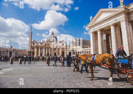 VATICAN, ITALIE - 10 mars 2018 : par la place Saint Pierre Banque D'Images