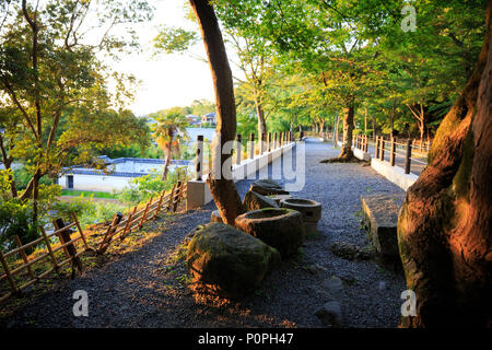 Bancs de pierre à une aire de repos le long du chemin des philosophes à Kyoto Banque D'Images