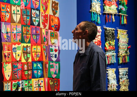 Les visiteurs assistent à "prendre une photo" de l'exposition. "Prendre une photo" à la National Gallery est une exposition d'œuvres d'écoliers du primaire inspiré par Pintoricchio Penelope's avec les prétendants. L'exposition est présentée du 9 mai au 12 août 2018. Avec : Atmosphère, voir Où : London, Royaume-Uni Quand : 09 mai 2018 Credit : Dinendra Haria/WENN Banque D'Images