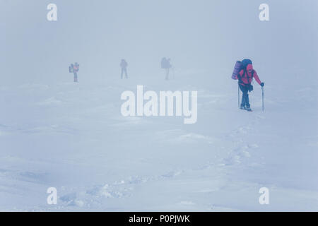 À peine visible dans Gorgany au cours d'escalade les montagnes de blizzard Banque D'Images