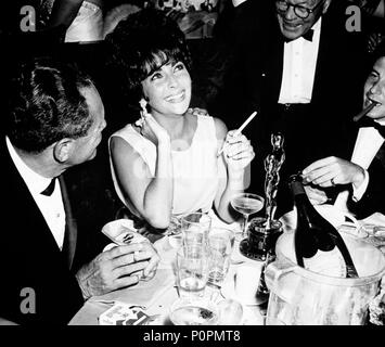 Description : 33e Academy Awards (1961). Elizabeth Taylor, meilleure actrice pour 'Butterfly' 8.. Année : 1961. Stars : ELIZABETH TAYLOR. Banque D'Images