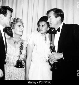 Description : La 35e Academy Awards / 1963. Gregory Peck, meilleur acteur pour "TO KILL A Mockingbird". Joan Crawford décroche au nom d'Anna Bancroft Le prix de la meilleure actrice pour "The Miracle Worker". Sophia Loren, présentateur du prix du meilleur acteur.. Année : 1963. Stars : SOPHIA LOREN, Gregory Peck, Joan Crawford. Banque D'Images