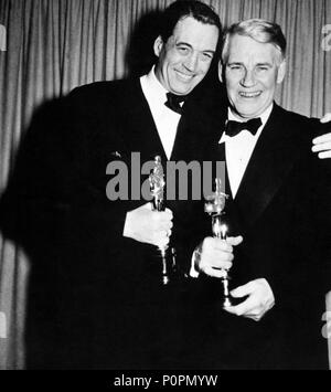 Description : La 21e Academy Awards / 1949. John Huston, meilleur réalisateur pour "Le Trésor de la Sierra Madre". Walter Huston, meilleur acteur dans un second rôle pour "Le Trésor de la Sierra Madre'.. Année : 1949. Stars : John Huston ; Walter Huston. Banque D'Images