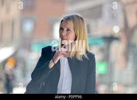 Swedish blonde femme marche dans la rue Drottninggatan, Stockholm Banque D'Images