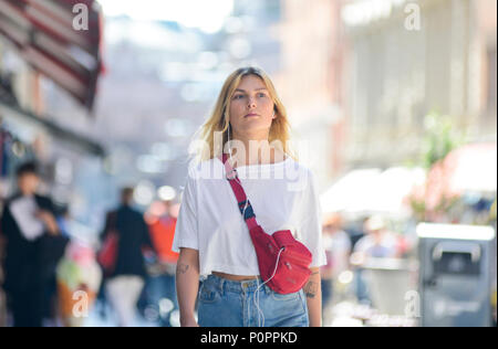 Swedish blonde femme marchant dans la rue commerçante Drottninggatan, à Stockholm Banque D'Images