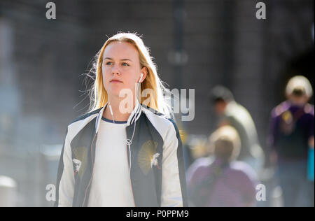 Swedish blonde femme marche dans la rue Drottninggatan, Stockholm Banque D'Images