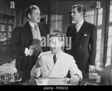 Film Original Titre : L'HOMME DANS LE COSTUME BLANC. Titre en anglais : L'HOMME DANS LE COSTUME BLANC. Film Réalisateur : ALEXANDER MACKENDRICK. Année : 1951. Stars : MICHAEL GOUGH ; Alec Guinness ; HOWARD-Marion Crawford. Credit : Ealing Studios / Album Banque D'Images