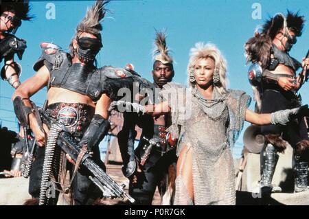 Titre original : MAD MAX III : AU-DELÀ DE THUNDERDOME. Titre en anglais : MAD MAX III : AU-DELÀ DE THUNDERDOME. Film Réalisateur : GEORGE MILLER. Année : 1985. Stars : Tina Turner. Credit : Warner Brothers / Album Banque D'Images