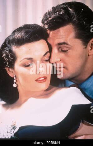 Titre original : SON GENRE DE FEMME. Titre en anglais : SON GENRE DE FEMME. Film Réalisateur : John Farrow. Année : 1951. Stars : Robert Mitchum, JANE RUSSELL. Credit : RKO / Album Banque D'Images