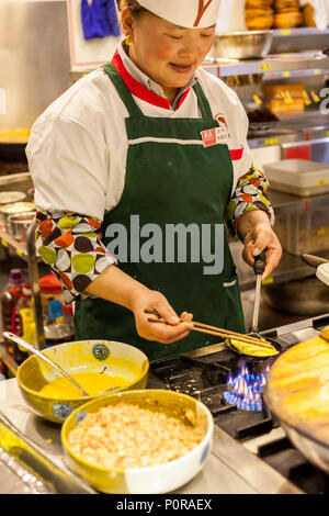 Nanjing, Jiangsu, Chine. Faire cuire dans le cuisine Faire des boulettes d'oeufs avec du porc. Banque D'Images