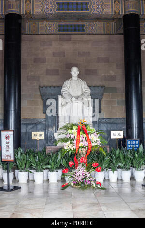 Nanjing, Jiangsu, Chine. Statue de Sun Yat-sen dans le mausolée Sun Yat-sen. Banque D'Images