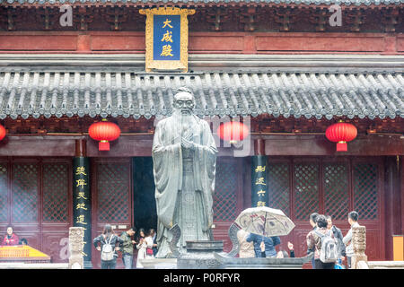 Nanjing, Jiangsu, Chine. Statue de Confucius en cour de la Temple. Banque D'Images