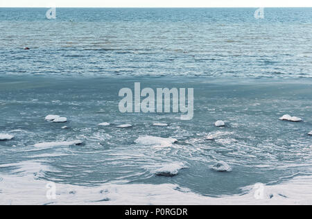 La glace flotte émietté dans l'eau, boues de glace dans la mer, la mer ne gèle pas en hiver Banque D'Images