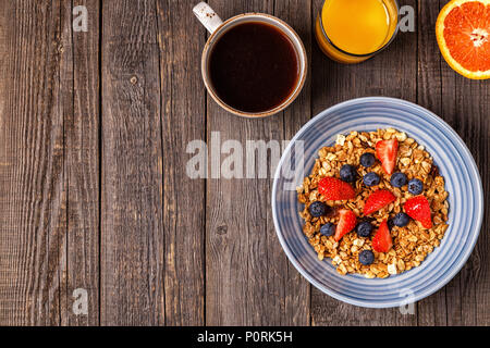 Délicieux petit-déjeuner sur une table rustique. Vue de dessus, copiez l'espace. Banque D'Images