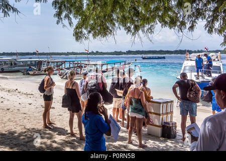 Bateau à Bali de Lombok et Gili Trawangan, backpackers attendent d'embarquer, Trawngan Gili, Indonésie, 26 avril, 2018 Banque D'Images