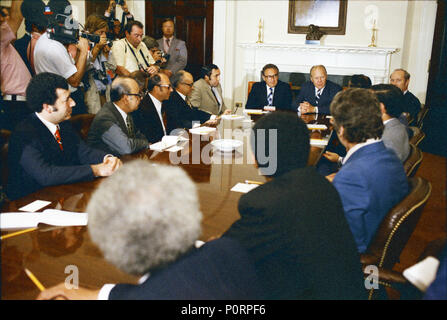 1974, 9 août - Roosevelt - La Maison Blanche - Gerald R. Ford, Henry A. Kissinger, Abdelkader Maadini (Section des intérêts algériens), Ashraf A. Ghorbal (Egypte), Riad Sabri (Jordanie), Jamil Al-Hassini (Koweït), Joseph Akl (Liban) El-Gayed,Ali (Libye), Saad Taib (Maroc), Ahmed Macki (Oman), Adullah Saleh Al-Mana (Qatar), Ibrahim Al-Sowayel (Arabie saoudite), Mamoun Abdel Gadir Yousif (Soudan), Sabah Kabbani (Syrie), Amor Ardhaoui (Tunisie), Hamad Abdul Al Madfa (Emirats Arabes Unis), H. Yahya Geghman (Yémen), Alfred L. Atherton, David A. Korn - Réunion - Réunion avec Banque D'Images