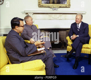 08/09/1974 ; Bureau Ovale ; Huang Chen Chi, Chao-Chu ; assis, parlant près de cheminée ; réunion avec le chef de la liaison, de République populaire de Chine, après l'assermentation. Banque D'Images
