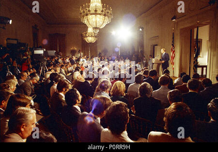 1974, 28 août - East Room - La Maison Blanche - Gerald R. Ford, médias - GRF à podium, médias assis - gamme moyenne - Première conférence de presse Banque D'Images