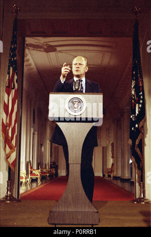 1974, 28 août - East Room - La Maison Blanche - Gerald R. Ford - debout derrière podium - gamme moyenne - Première conférence de presse Banque D'Images