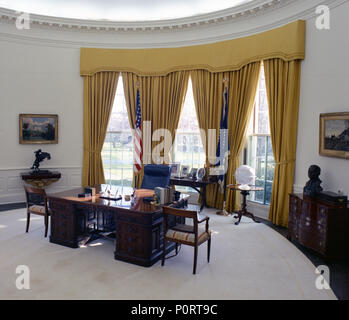 1975, 2 janvier - Bureau Ovale - La Maison Blanche - Washington, DC - vue du prix, les meubles, les objets de décoration - tandis que le GRF est de Vail, Colorado (CO) Banque D'Images