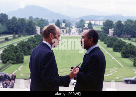 1975, 2 juin - Hotel Schloss Klessheim - Salzbourg, Autriche - Gerald R. Ford, Anwar Al-Sadat - debout, parler près de pelouse ; garde-corps en arrière-plan - voyage en Autriche - Rencontre avec le président de l'Égypte Banque D'Images