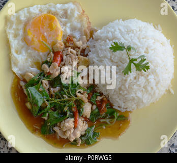 La cuisine thaï, le basilic fried rice et œuf frit. Banque D'Images