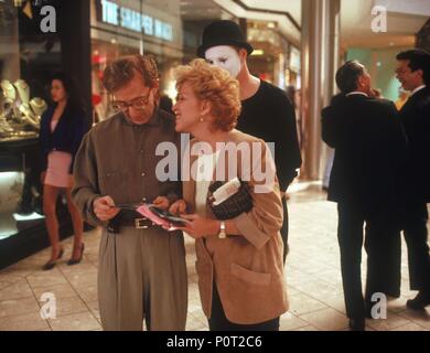 Titre original : Scènes À PARTIR D'UN CENTRE COMMERCIAL. Titre en anglais : Scènes À PARTIR D'UN CENTRE COMMERCIAL. Directeur : Paul Mazursky Film. Année : 1991. Stars : BETTE MIDLER, Woody Allen. Credit : Touchstone Pictures / Album Banque D'Images