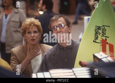 Titre original : Scènes À PARTIR D'UN CENTRE COMMERCIAL. Titre en anglais : Scènes À PARTIR D'UN CENTRE COMMERCIAL. Directeur : Paul Mazursky Film. Année : 1991. Stars : BETTE MIDLER, Woody Allen. Credit : Touchstone Pictures / Album Banque D'Images