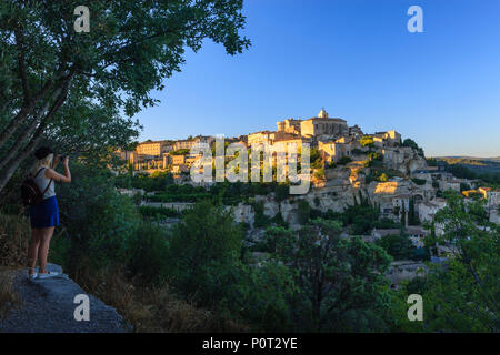 Gordes Apt Vaucluse Provence-Alpes-Côte d'Azur France dans la lumière du soir Banque D'Images