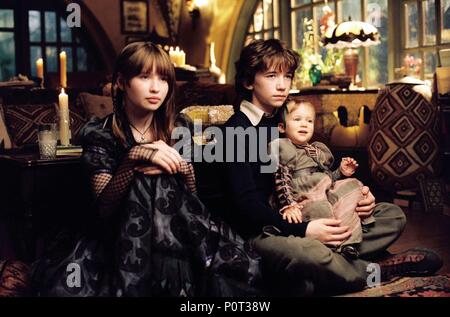 Titre original : Lemony Snicket's A SERIES OF UNFORTUNATE EVENTS. Titre en anglais : Lemony Snicket's A SERIES OF UNFORTUNATE EVENTS. Film Réalisateur : BRAD SILBERLING. Année : 2004. Stars : EMILY BROWNING, LIAM AIKEN, KARA HOFFMAN. Credit : PARAMOUNT PICTURES / Album Banque D'Images