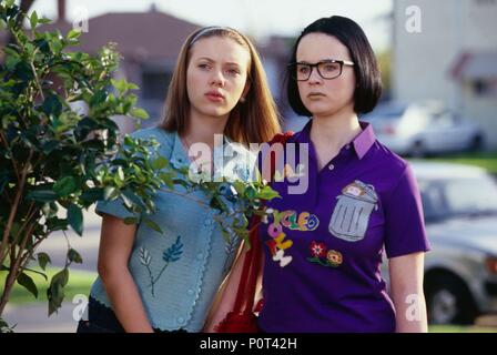 Titre original : GHOST WORLD. Titre en anglais : GHOST WORLD. Film Réalisateur : Terry Zwigoff. Année : 2001. Stars : THORA BIRCH, Scarlett Johansson. Credit : UNITED ARITSTS / Album Banque D'Images