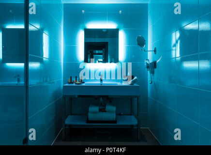 Salle de bains moderne avec intérieur bleu flashy lumières dans le centre-ville moderne de La Paz. Banque D'Images