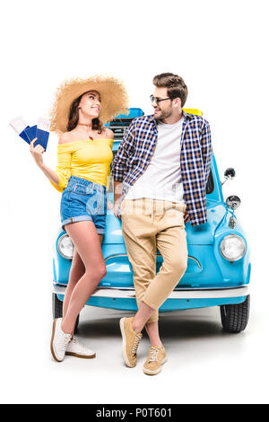 Les jeunes professionnels tourisrs debout près de l'un l'autre en voiture et en maintenant des billets de vol isolated on white Banque D'Images