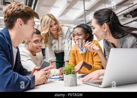 Heureux les jeunes entreprises partenaires travaillent ensemble à l'hôtel de conférence Banque D'Images