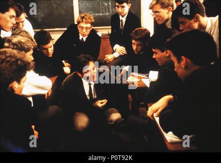 Titre original : Dead Poets Society. Titre en anglais : Dead Poets Society. Film Réalisateur : Peter Weir. Année : 1989. Stars : ROBIN WILLIAMS. Credit : Touchstone Pictures / Album Banque D'Images